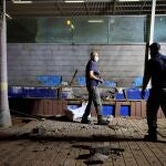 El personal de seguridad israelí acude al lugar en el que impactó un misil en Ashdod, lanzado desde Gaza