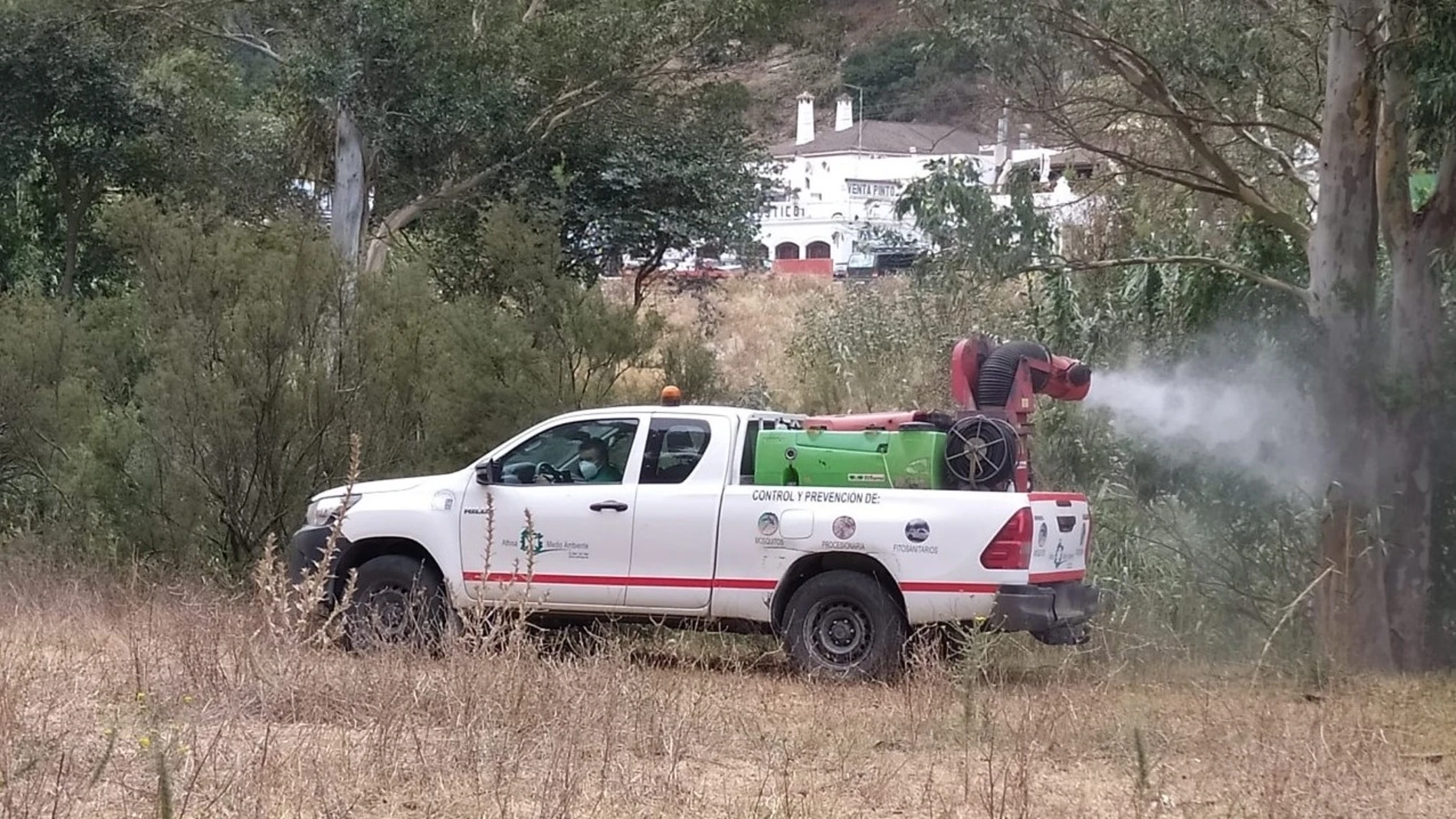 Fumigación contra los mosquitos llevada a cabo por la Diputación de Cádiz