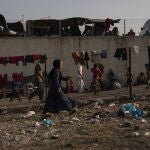 Niños refugiados permanecen acampados a lo largo de la carretera que une Moria con Mytilene