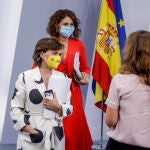 La vicepresidenta primera del Gobierno, Carmen Calvo, y la ministra portavoz y de Hacienda, María Jesús Montero, tras su comparecencia en rueda de prensa posterior al Consejo de Ministros celebrado en Moncloa