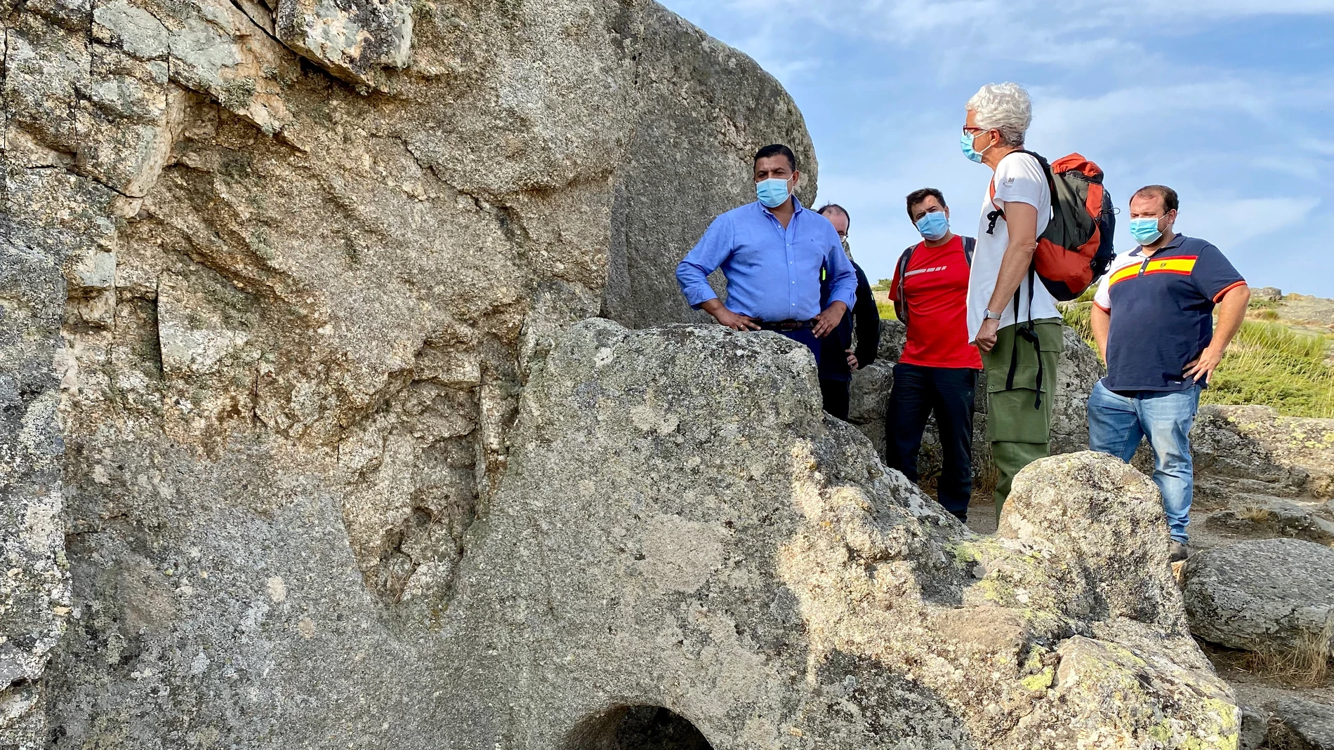 El presidente de la Diputación de Ávila, Carlos García, visita los trabajos liderados por los profesores Álvarez Sanchís y Rodríguez, de la Universidad Complutense de Madrid en las excavaciones arqueológicas en el castro de Ulaca en Solosancho