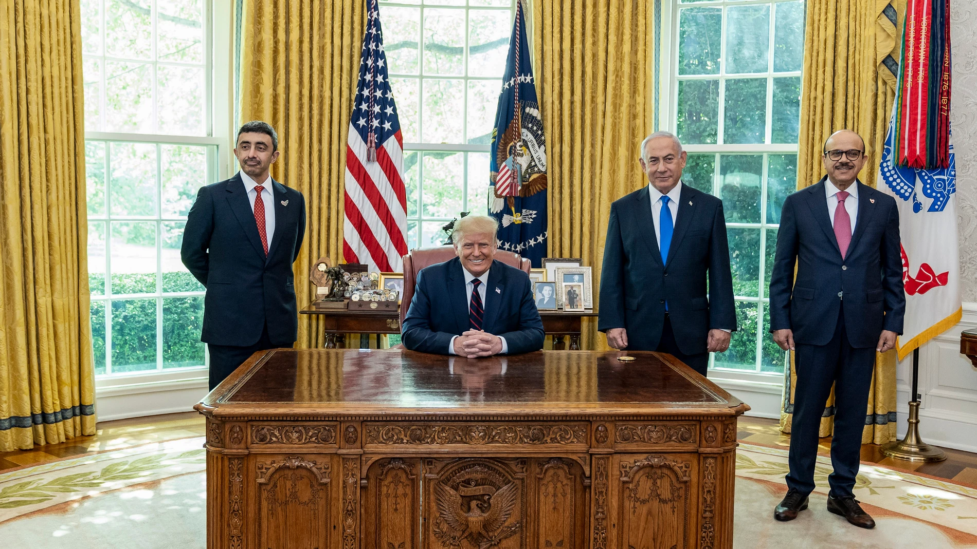 El presidente Donald Trump recibe al ministro de Exteriores emiratí, Abdullah bin Zayed Al Nahyan, al primer ministro israelí, Benjamin Netanyahu, y al ministro de Exteriores de Bahréin Abdullatif bin Rashid Al Zayani en la Casa Blanca