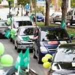 Caravana de coches en Granada para reivindicar una vuelta al cole "segura"
