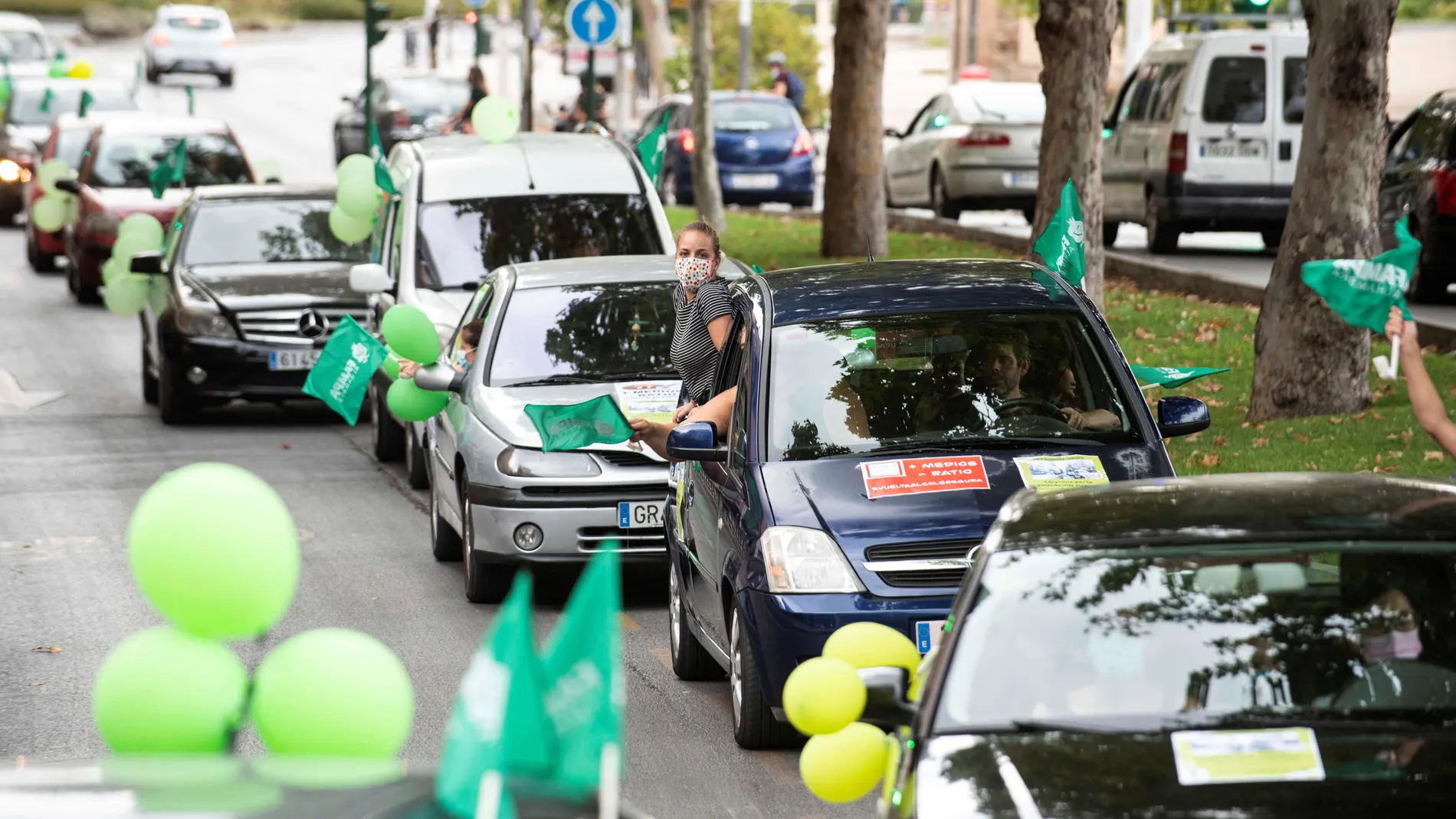 Caravana de coches en Granada para reivindicar una vuelta al cole "segura"
