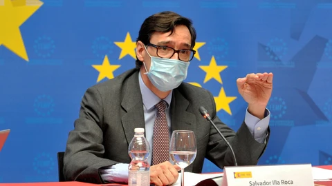 El ministro de Sanidad, Salvador Illa, durante la reunión mantenida con el presidente de la Federación Española de Municipios y Provincias (FEMP), Abel Caballero, este miércoles en la sede de la FEMP, en Madrid