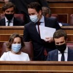 El presidente del PP, Pablo Casado; la portavoz popular, Cuca Gamarra, y el diputado, Teodoro García Egea el pasado miércoles en el Congreso.