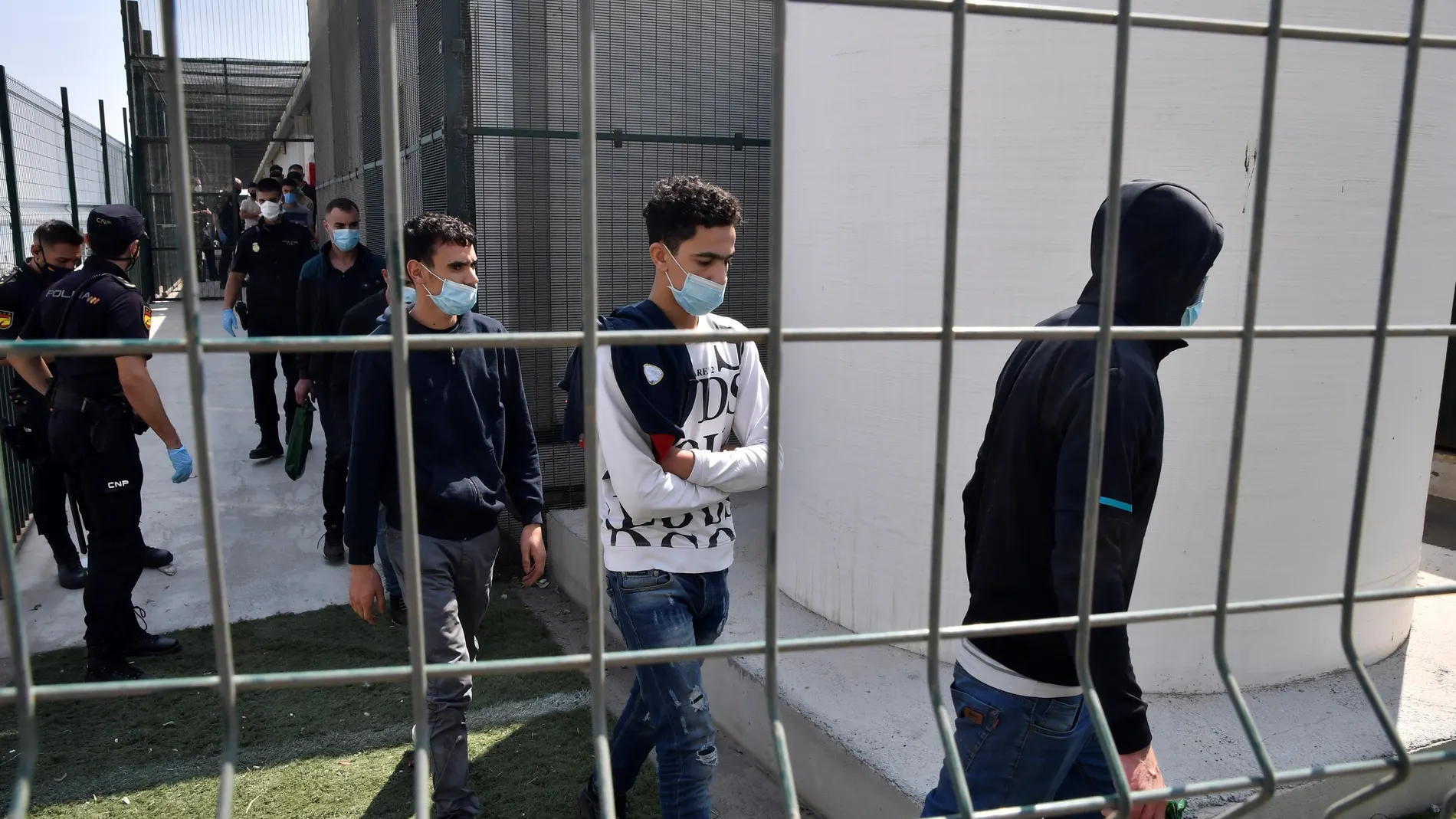 Agentes de la Policía Nacional trasladaron ayer a los 15 inmigrantes de origen magrebí rescatados por Salvamento Marítimo y la Guardia Civil cuando viajaban en varias pateras en aguas próximas a la provincia de Almería