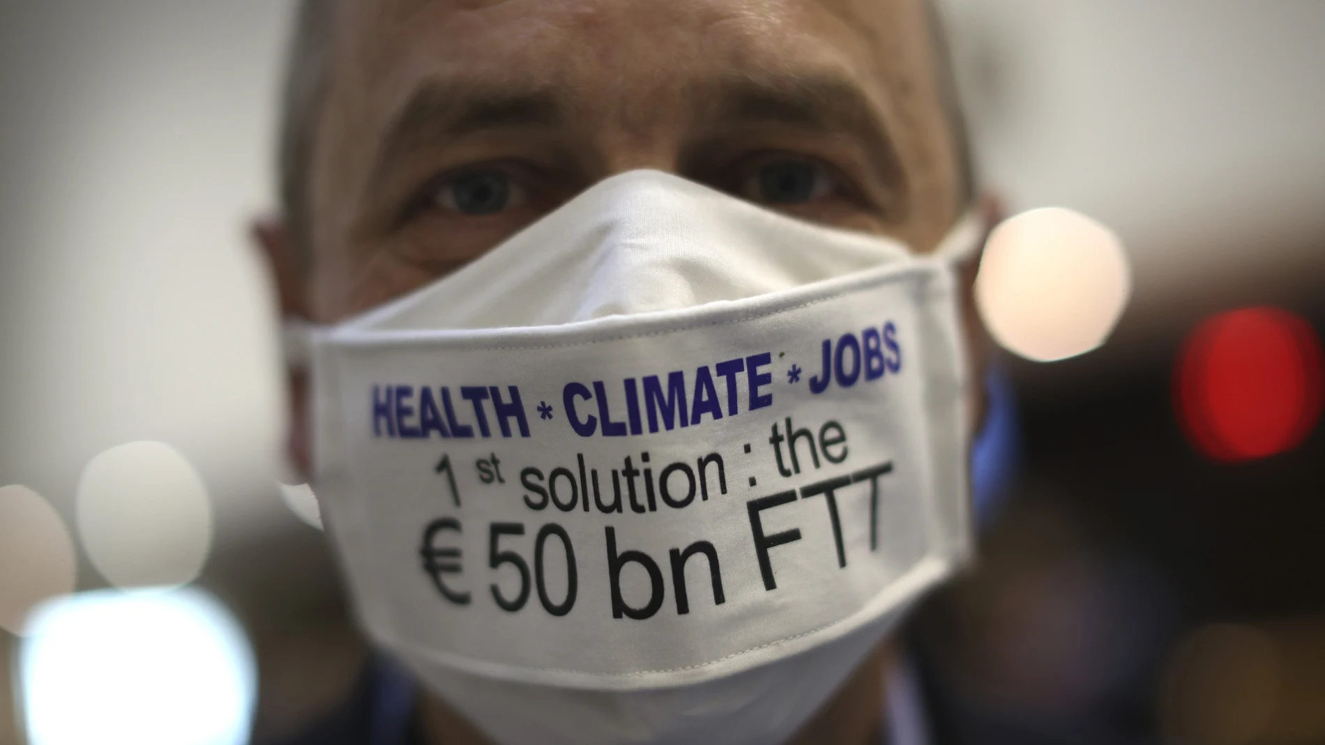 El eurodiputado socialista francés Pierre Larrouturou lleva una mascarilla con un mensaje a favor de gastar más en sanidad, clima y empleo