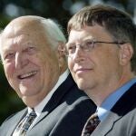 Bill Gates junto a su padre en una imagen de 2003
