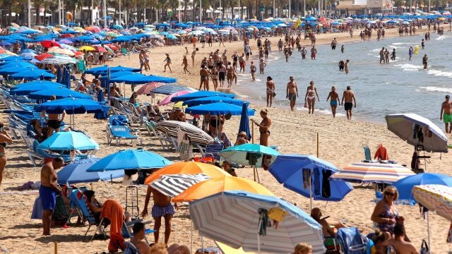 Vista general de la playa de Levante con gran afluencia de público durante este primer día de la segunda quincena de septiembre