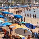 Vista general de la playa de Levante con gran afluencia de público durante este primer día de la segunda quincena de septiembre