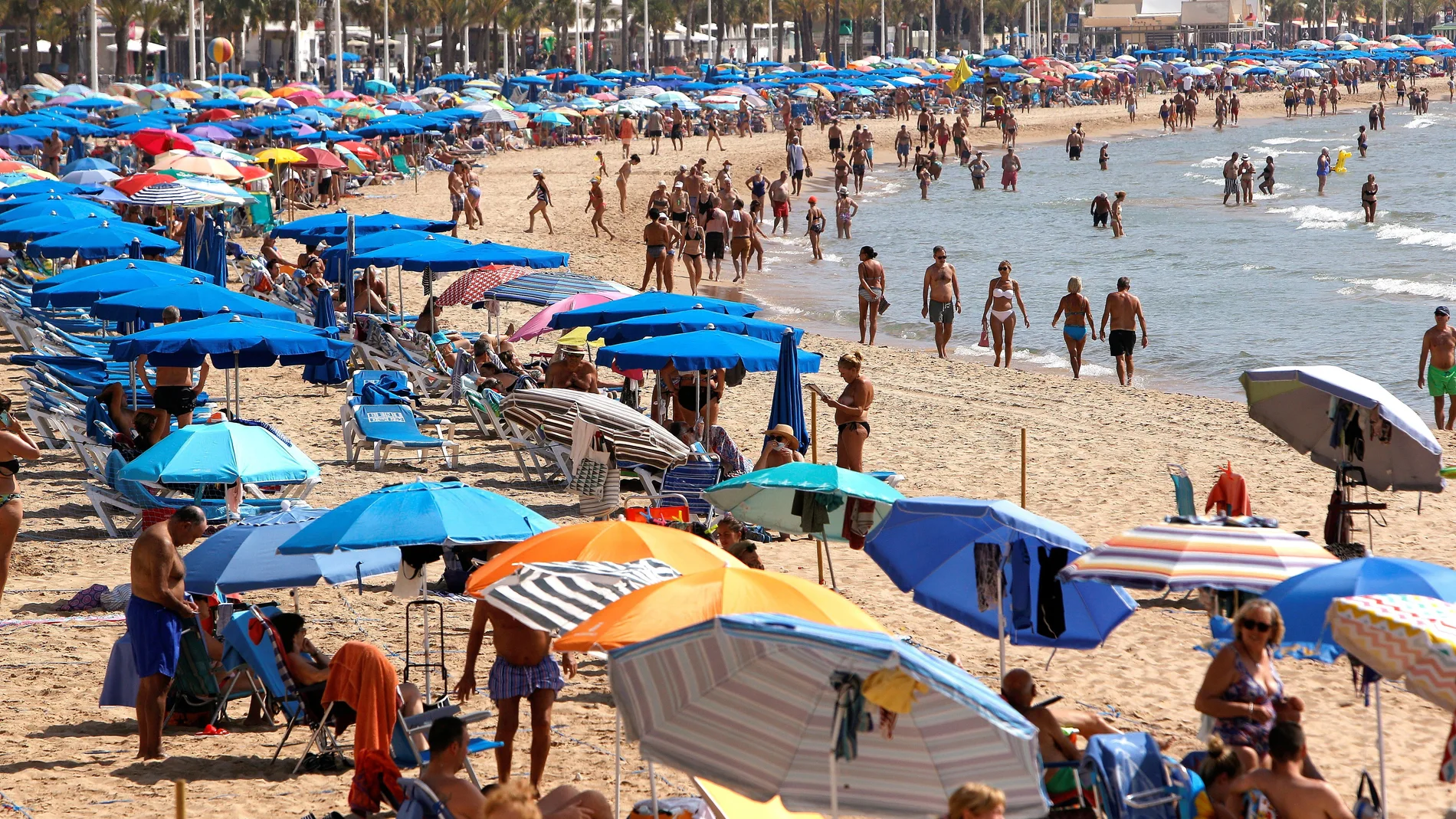 Vista general de la playa de Levante con gran afluencia de público durante este primer día de la segunda quincena de septiembre