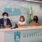 El diputado de Mayores, Tercer Sector y Cooperación Internacional, Francisco José Martín, junto a la concejala de Derechos Sociales del Ayuntamiento de Marbella, Isabel Cintado, hoy en la presentación de las ayudas a entidades sociales