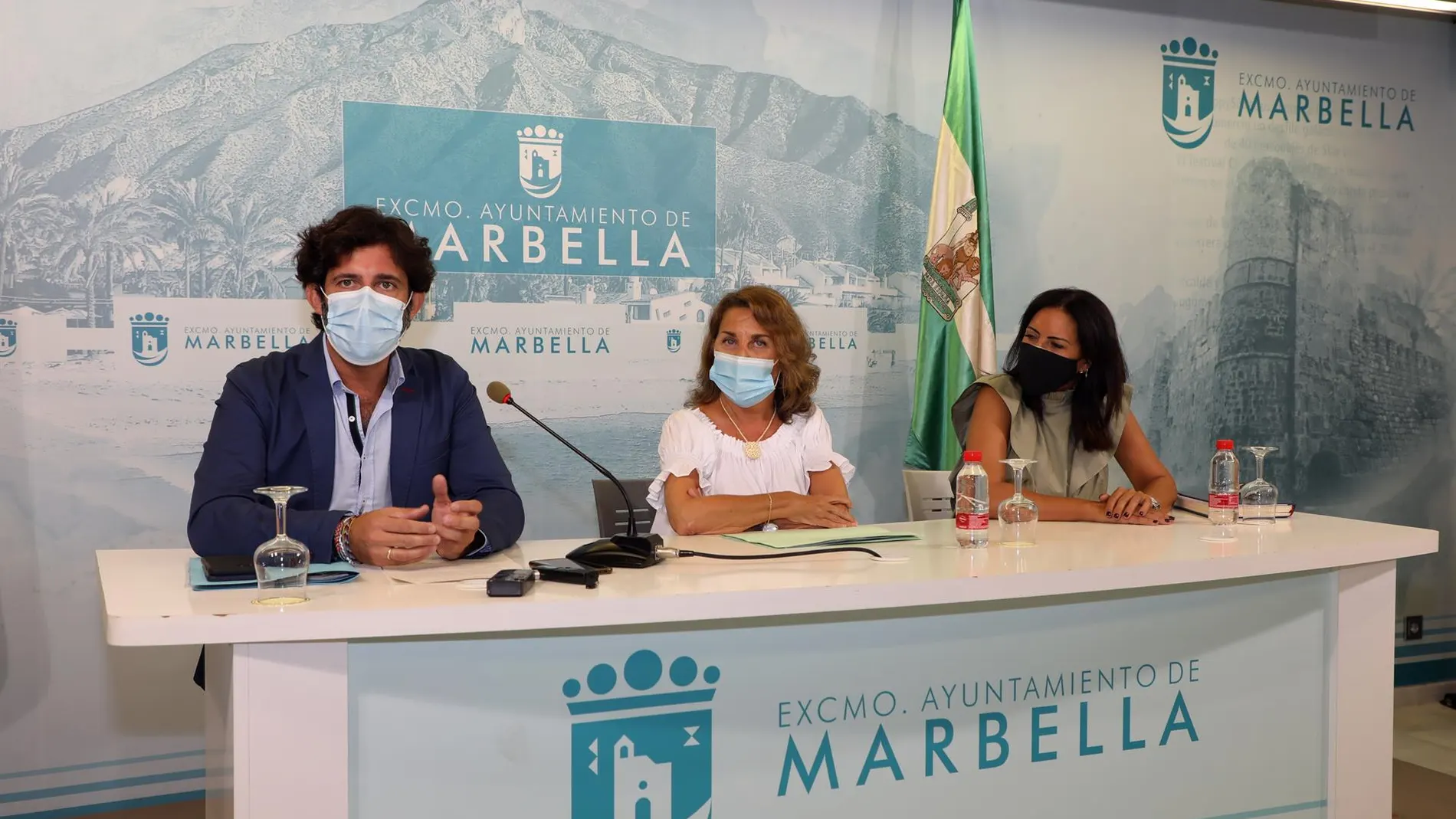 El diputado de Mayores, Tercer Sector y Cooperación Internacional, Francisco José Martín, junto a la concejala de Derechos Sociales del Ayuntamiento de Marbella, Isabel Cintado, hoy en la presentación de las ayudas a entidades sociales