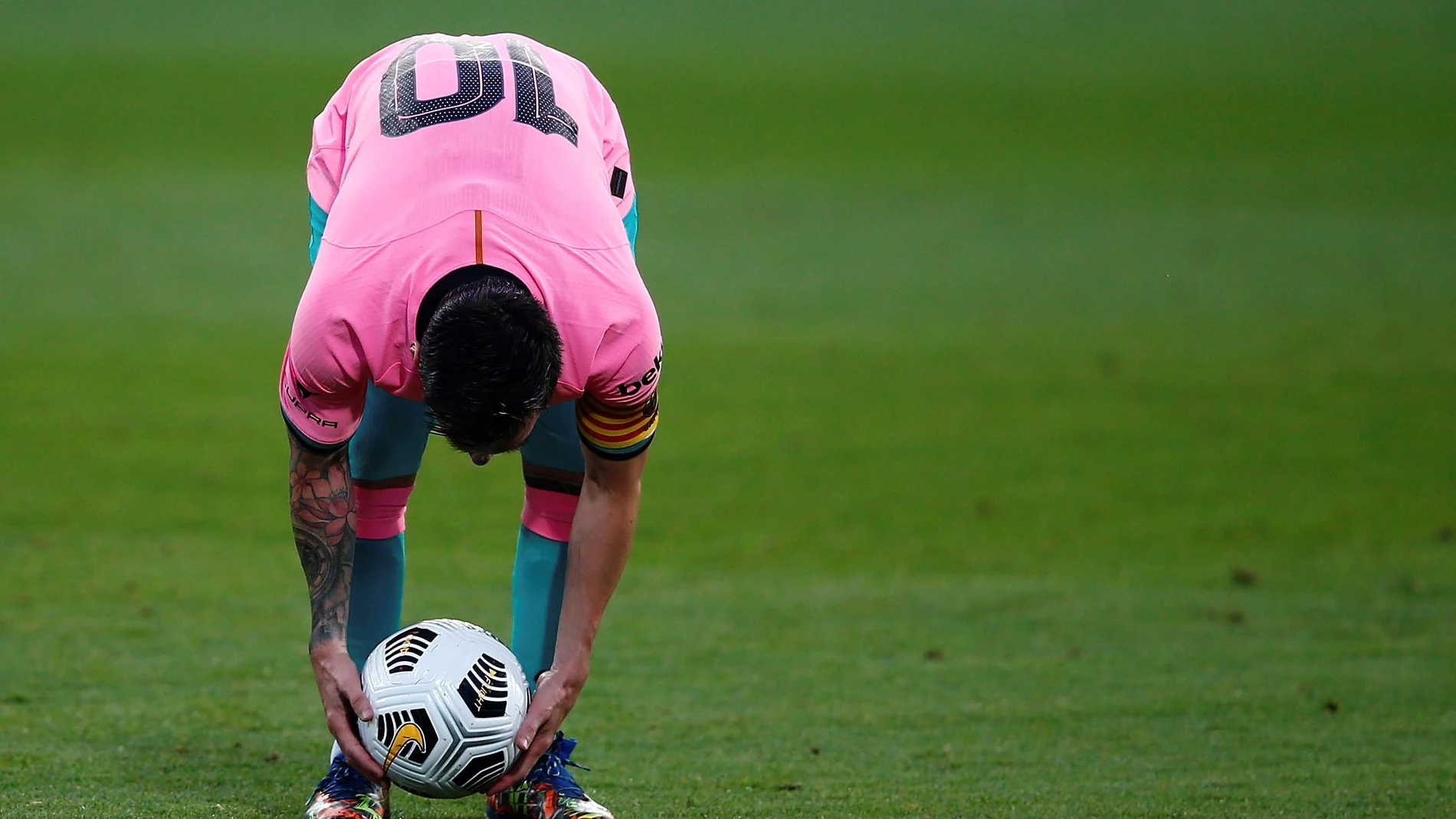 Leo Messi se prepara para lanzar una falta