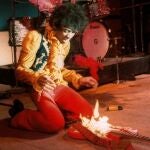 Jimmy Hendrix quemando su guitarra en una de sus explosivas interpretaciones