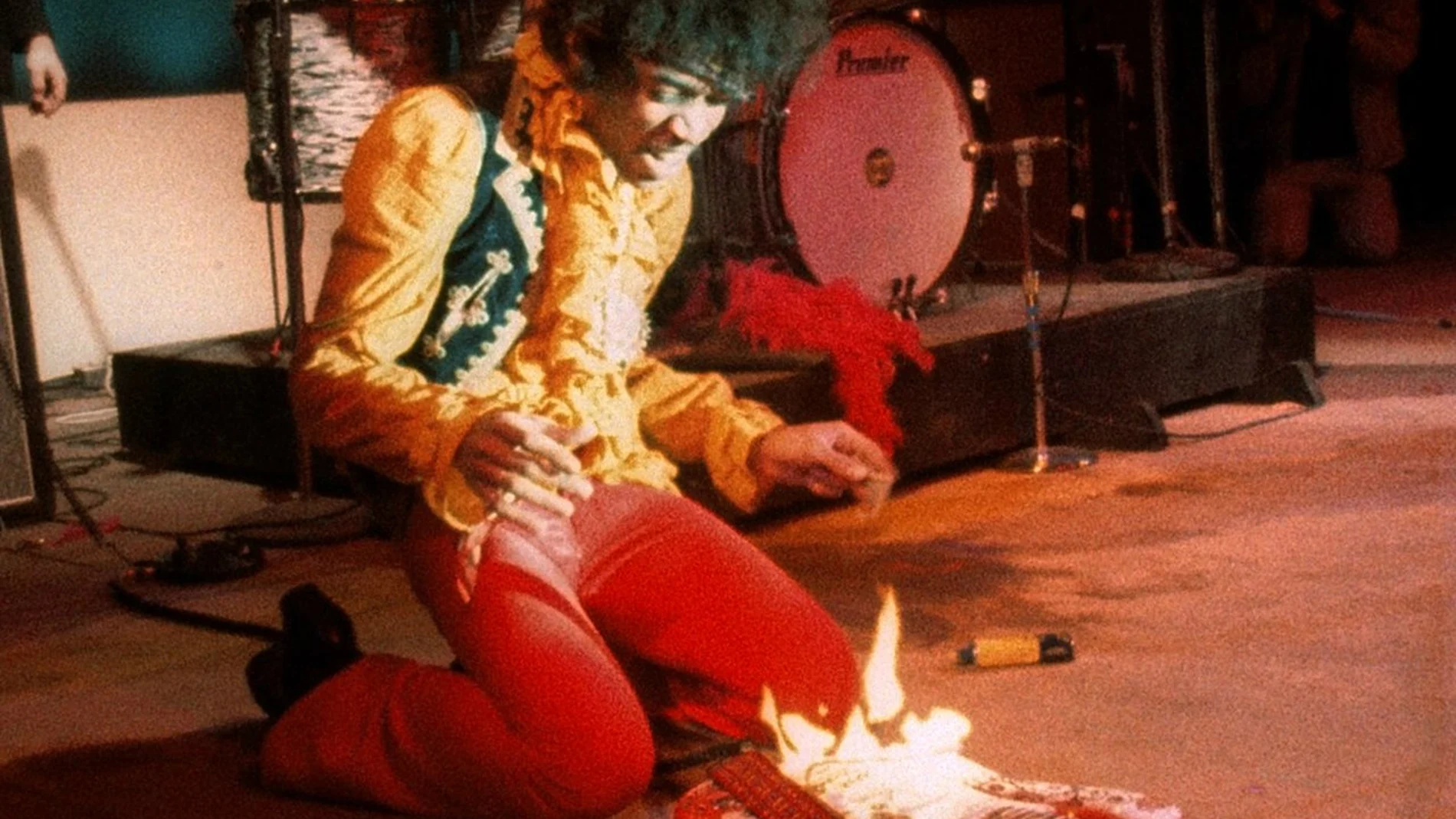 Jimmy Hendrix quemando su guitarra en una de sus explosivas interpretaciones
