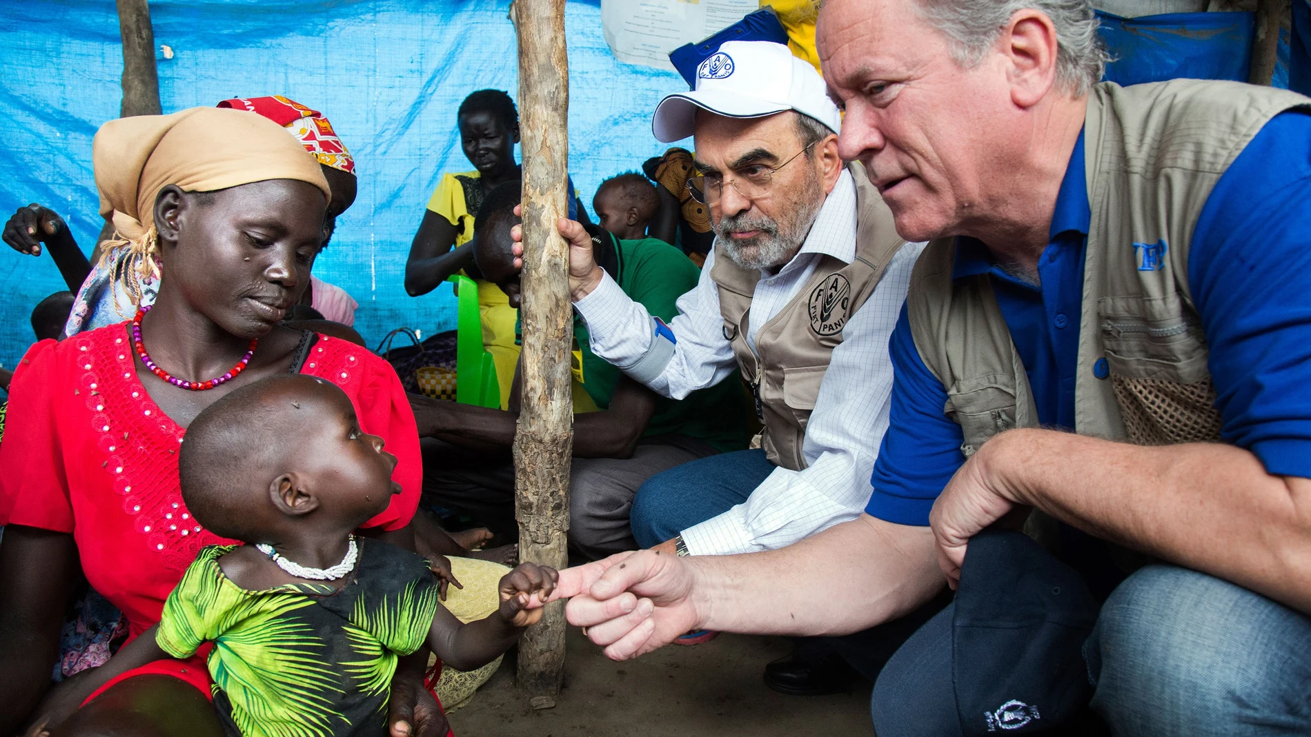 El director ejecutivo del Programa Mundial de Alimentos, David Beasley, junto a una familia en un campo de refugiados de Sudán del Sur
