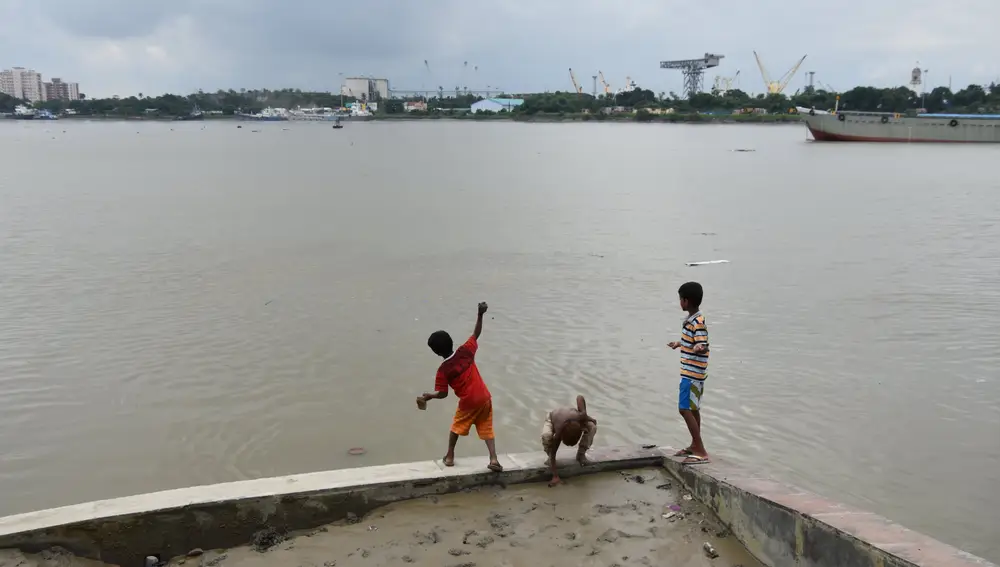 Niños juegan a orillas del Ganges en Calcuta