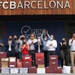 Jordi Farré (c), precandidato , impulsor y responsable de la moción de censura contra el presidente del FC Barcelona, Josep Maria Bartomeu, y su junta directiva, acompañado de otros de los impulsores