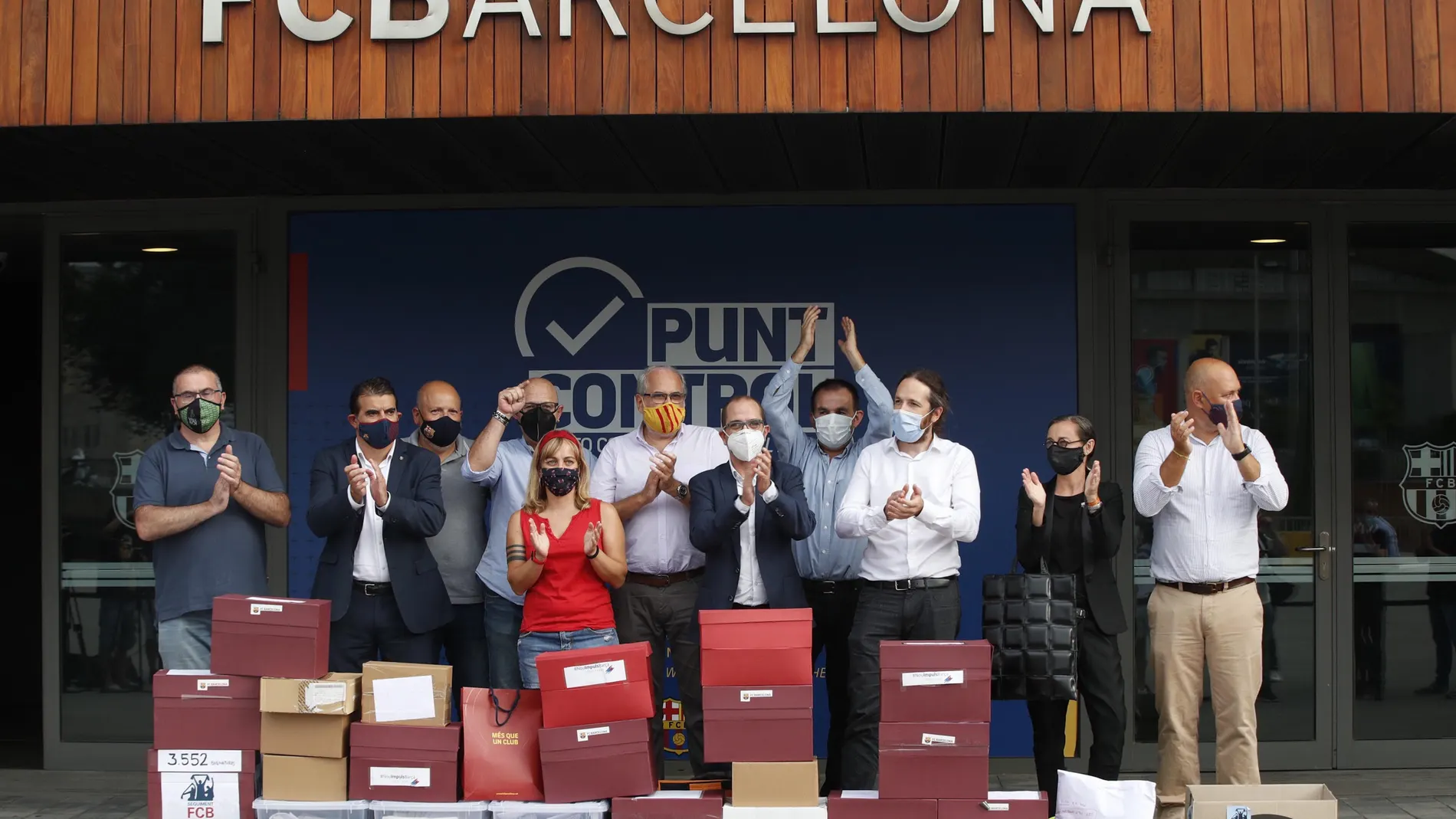 Jordi Farré (c), precandidato , impulsor y responsable de la moción de censura contra el presidente del FC Barcelona, Josep Maria Bartomeu, y su junta directiva, acompañado de otros de los impulsores
