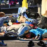 Solicitantes de asilo del campamento de Moria en sacos de dormir en las tiendas de campaña improvisada junto al nuevo campamento de refugiados en la isla de Lesbos
