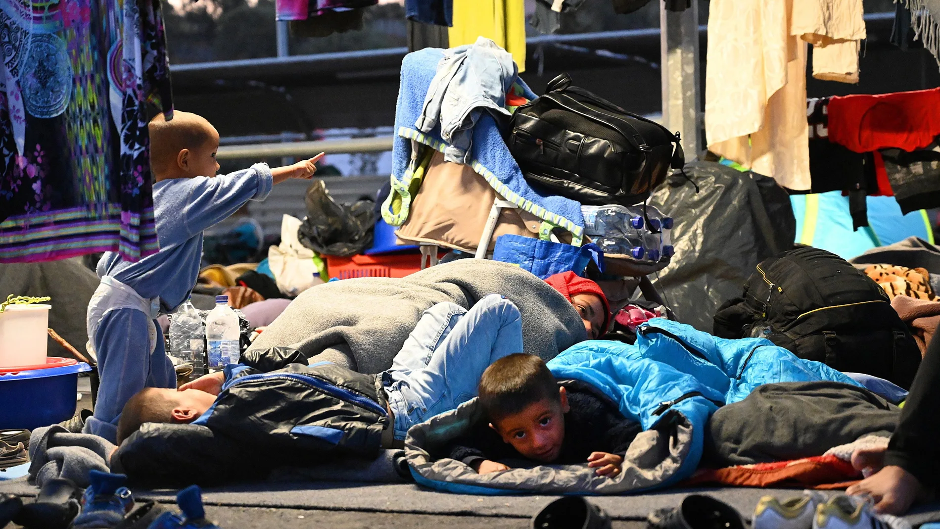 Solicitantes de asilo del campamento de Moria en sacos de dormir en las tiendas de campaña improvisada junto al nuevo campamento de refugiados en la isla de Lesbos