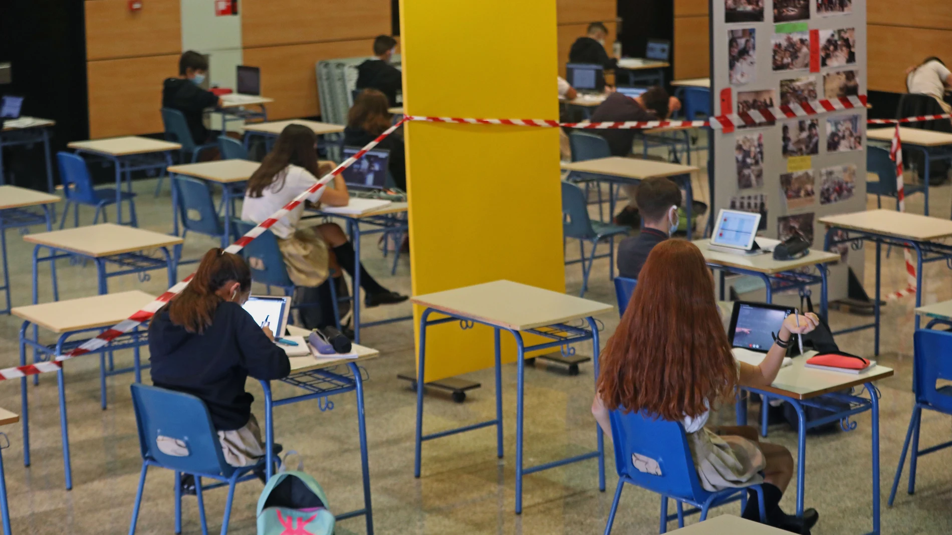 Alumnos atiende desde su ordenador clases virtuales impartidas en el Colegio Ábaco, en Madrid