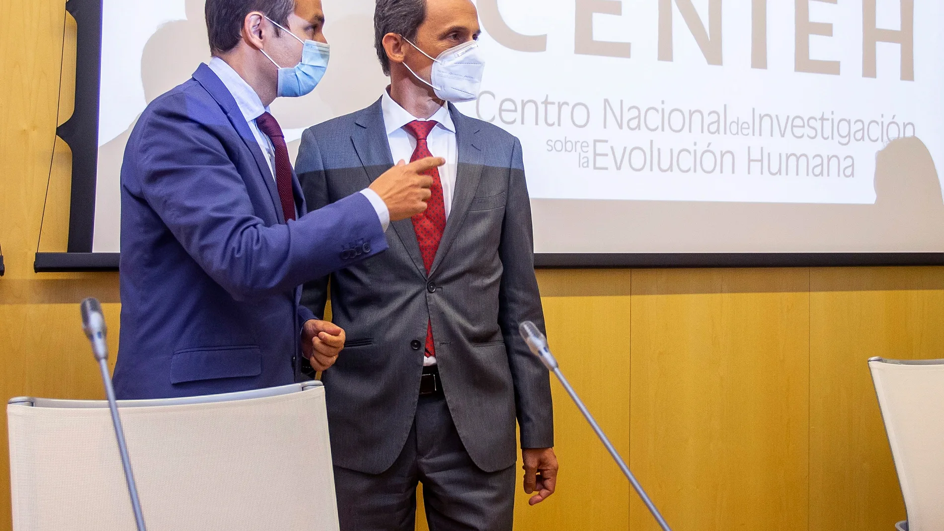 El ministro de Ciencia e Innovación, Pedro Duque (d) y el viceconsejero de cultura de la Junta de Castilla y León, Raúl Fernández Sobrino (i) tras la visita al Centro Nacional de Investigación sobre la Evolución Humana