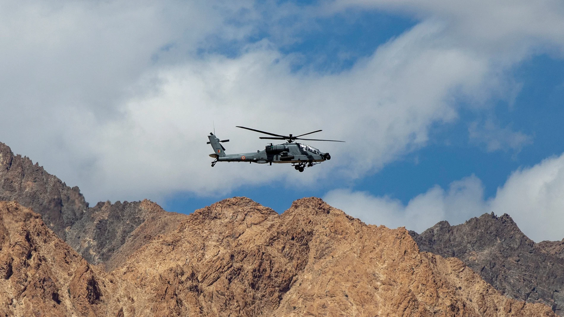 Un helicóptero Apache de las Fuerzas Aéreas indias en la región de Ladakh este mes