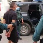 La Guardia Civil despliega una importante actividad en la zona de Algeciras. Agentes del Cuerpo trasladan detenido a Antonio Tejón, el Castaña, presunto cabecilla de la organización de narcotráfico del mismo nombre. EFE/I.Laguna