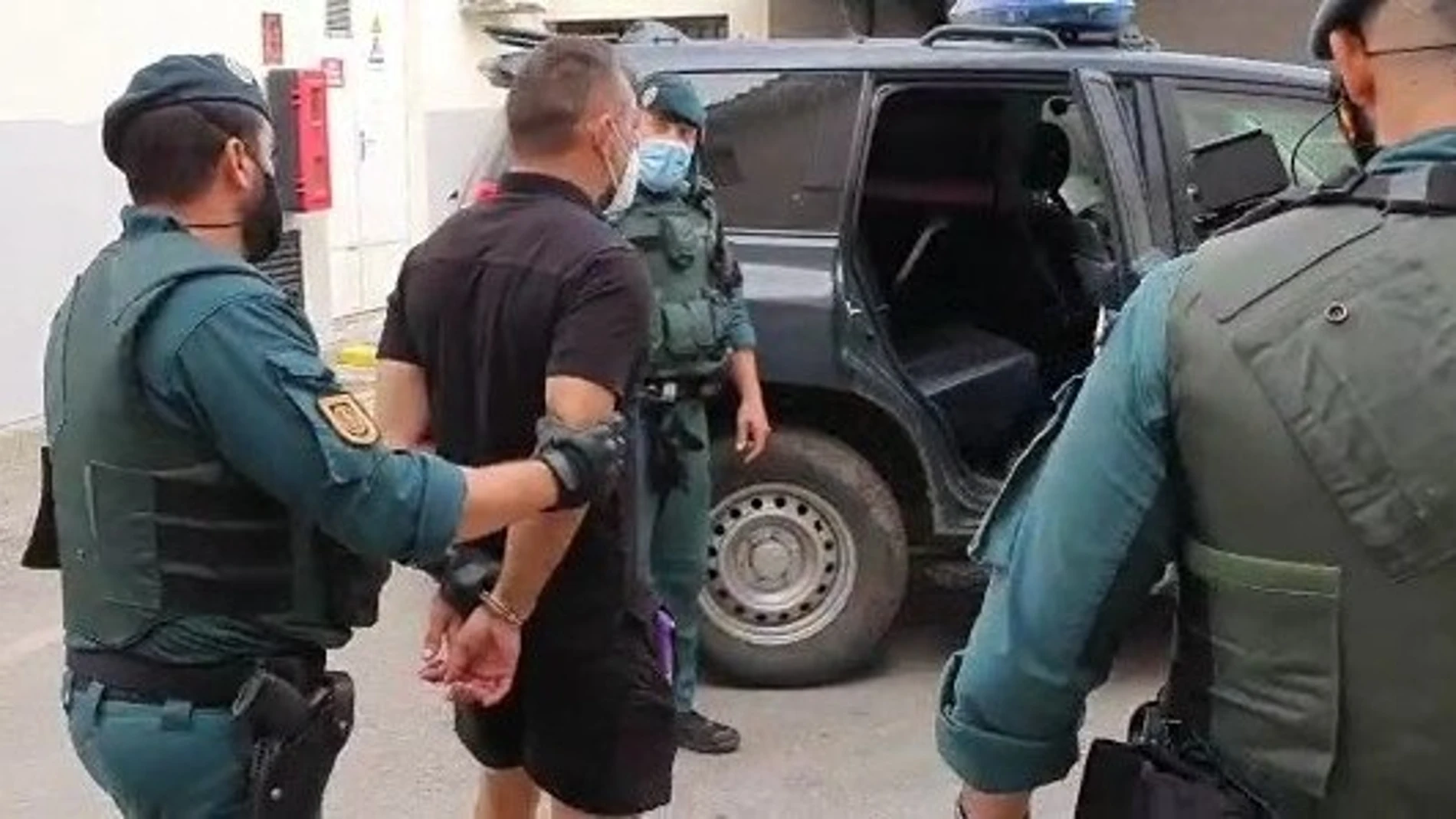 La Guardia Civil despliega una importante actividad en la zona de Algeciras. Agentes del Cuerpo trasladan detenido a Antonio Tejón, el Castaña, presunto cabecilla de la organización de narcotráfico del mismo nombre. EFE/I.Laguna