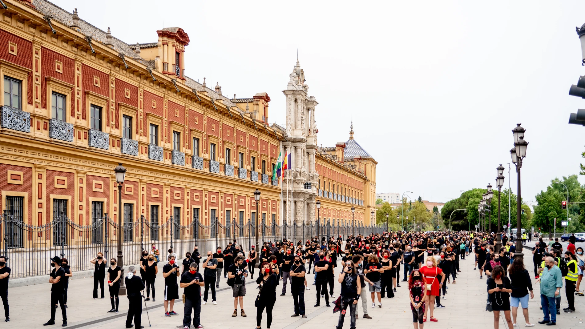 El movimiento Alerta Roja, del mundo de espectáculo y eventos, se ha movilizado en Sevilla , saliendo del Palacio de San Telmo