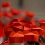 Una reunión de cardenales en el Vaticano con el típico birrete cardenalicio