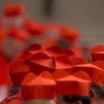 Una reunión de cardenales en el Vaticano con el típico birrete cardenalicio