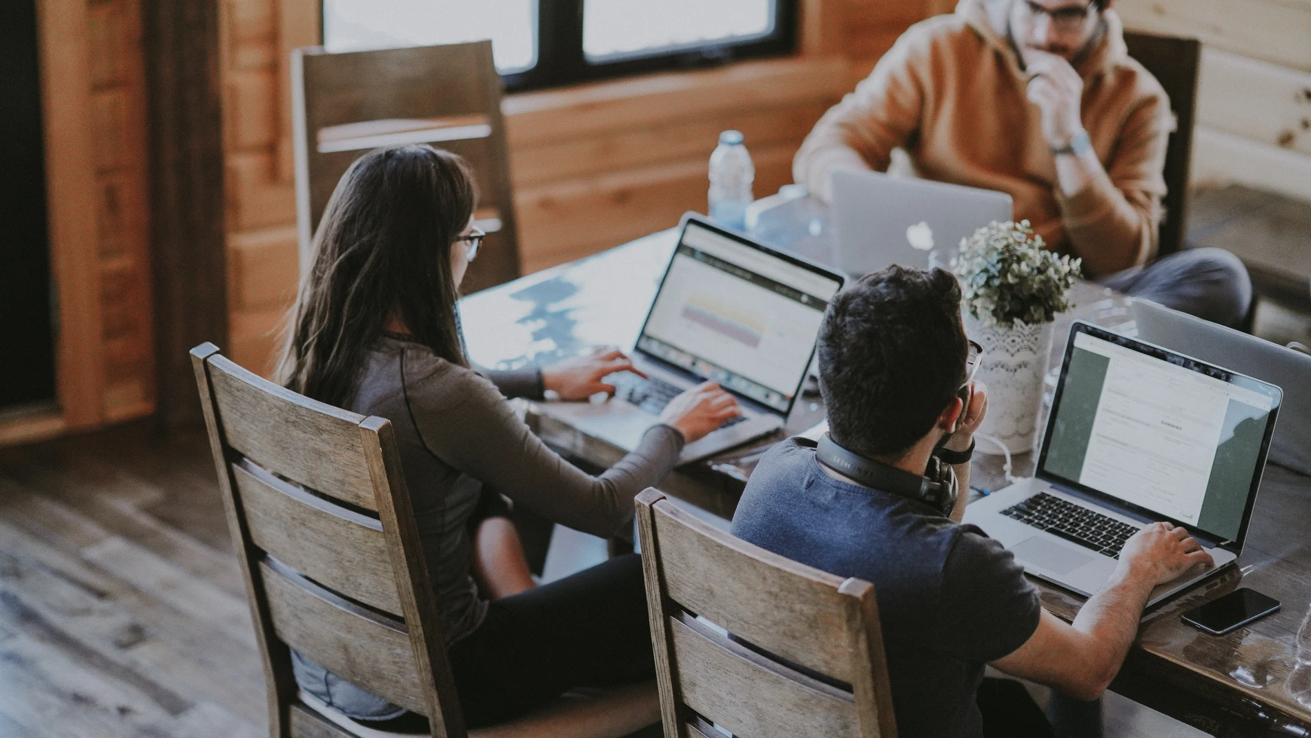 Un grupo de personas trabajando