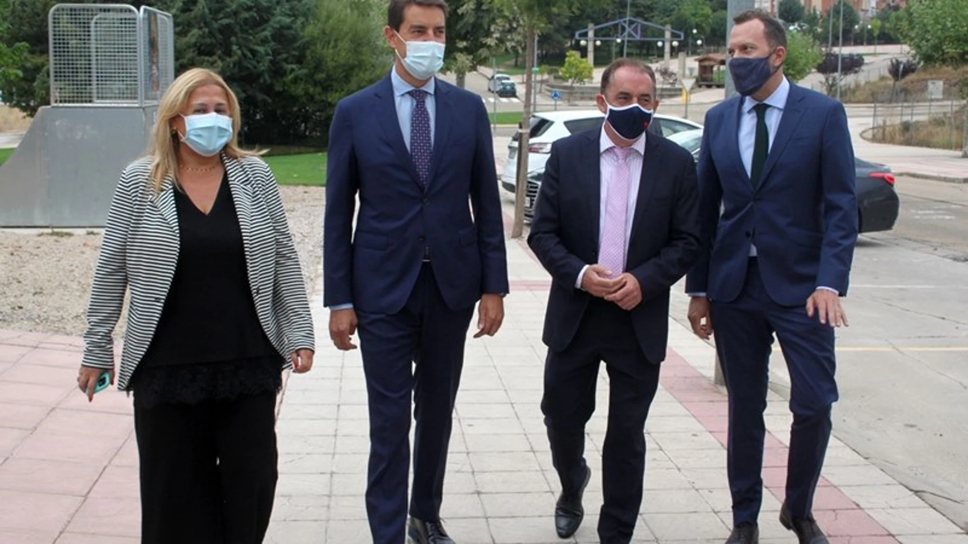 De izda a dcha, delegada de la Junta en Soria, Yolanda de Gregorio; el consejero de la Presidnecia, Ángel Ibáñez; el presidene de la Diputación de Soria, Benito Serrano, y el director general de Administración Local, Héctor PalenciaEUROPA PRESS18/09/2020