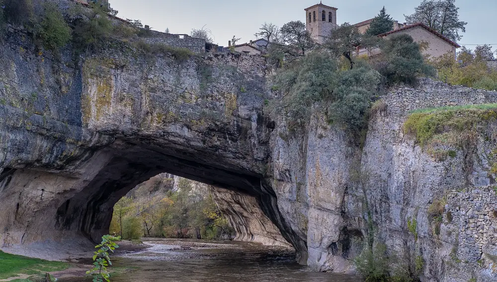 Puentedey, el «puente de Dios», creado por el río Nela, en la provincia de Burgos