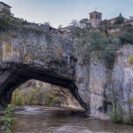 Puentedey, el «puente de Dios», creado por el río Nela, en la provincia de Burgos