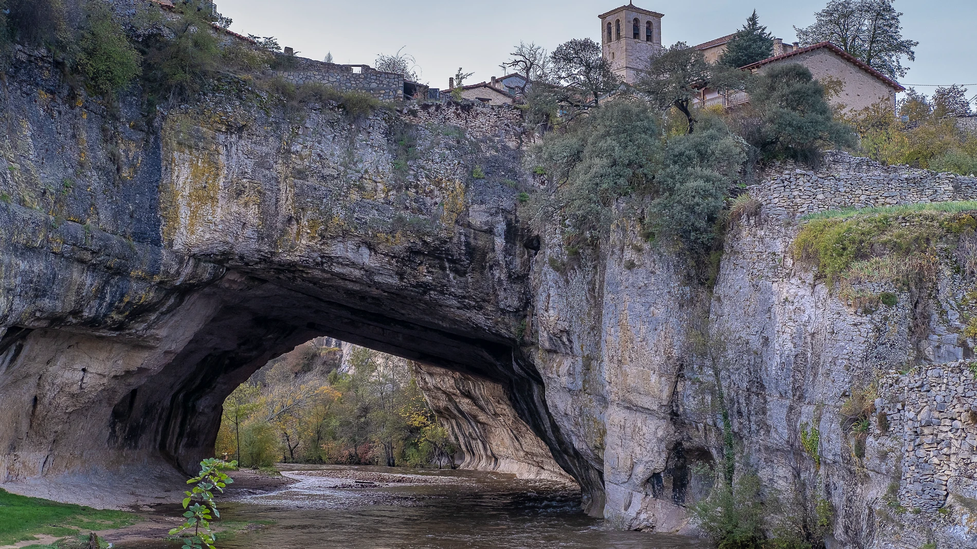 Puentedey, el «puente de Dios», creado por el río Nela, en la provincia de Burgos