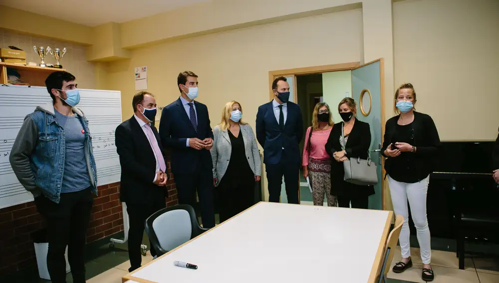 El consejero de la Presidencia, Ángel Ibáñez, visita la escuela de música de la localidad soriana de Golmayo, junto a Benito Serrano y Yolanda de Gregorio, entre otros