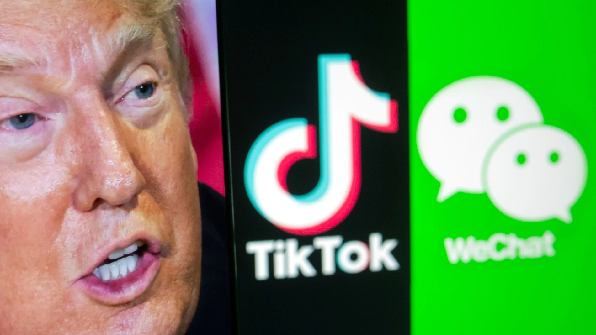 Imagen del presidente Donald Trump en un smartphone junto a los logotipos de TikTok y WeChat