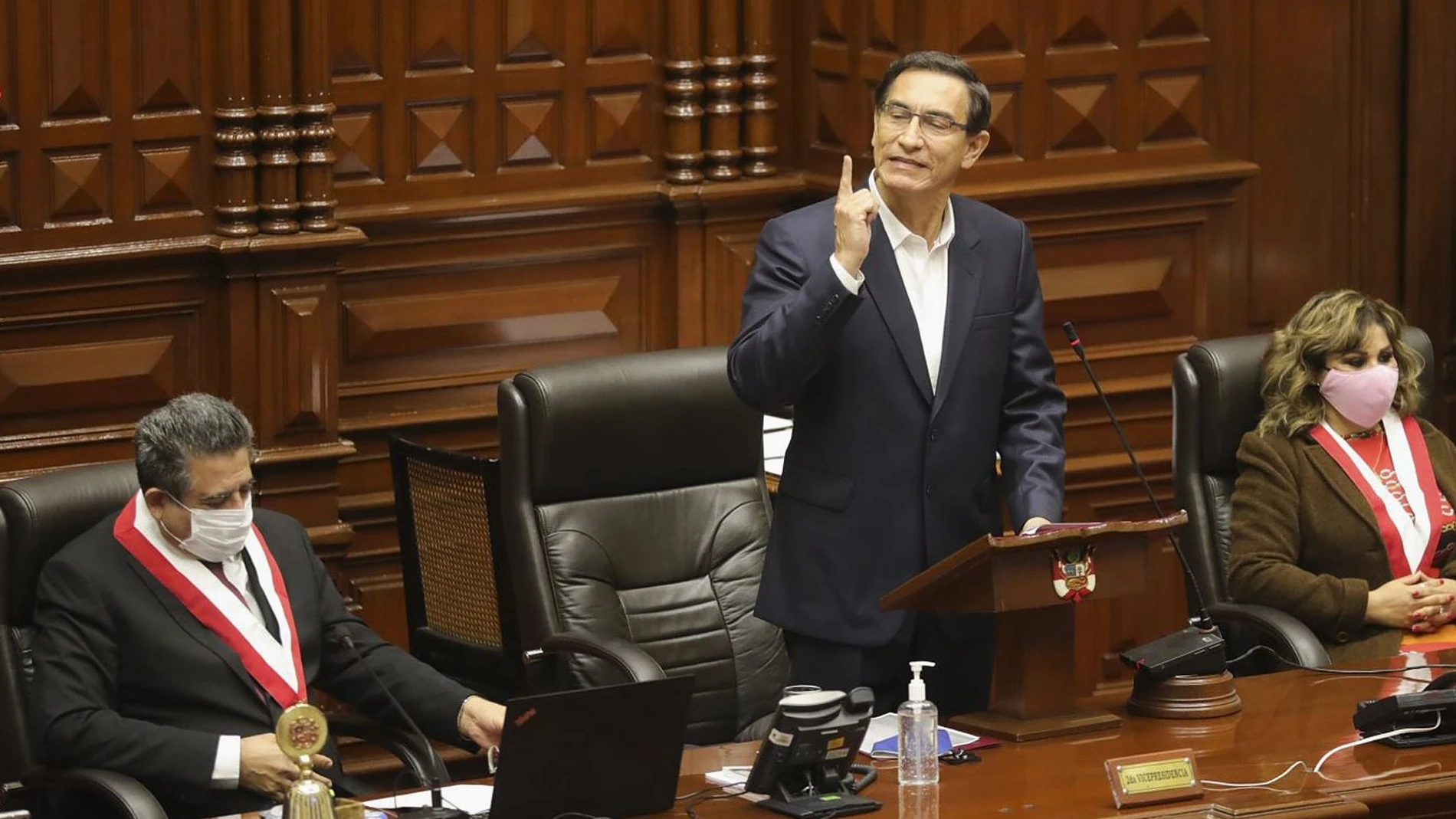 Martín Vizcarra (c), en compañía del presidente del Congreso, Manuel Merino (i), este viernes ante el pleno en Lima