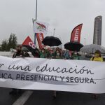 Todas las capitales de provincia han celebrado manifestaciones para reclamar más seguridad en las aulas. En la imagen, la protesta de Sevilla a su paso por el Puente del Cachorro