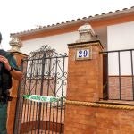 Un agente de la Guardia Civil de Zafra (Badajoz) vigila la vivienda del autor confeso de la muerte de Manuela Chavero, la mujer desaparecida en julio de 2016 en la localidad pacense de Monesterio.