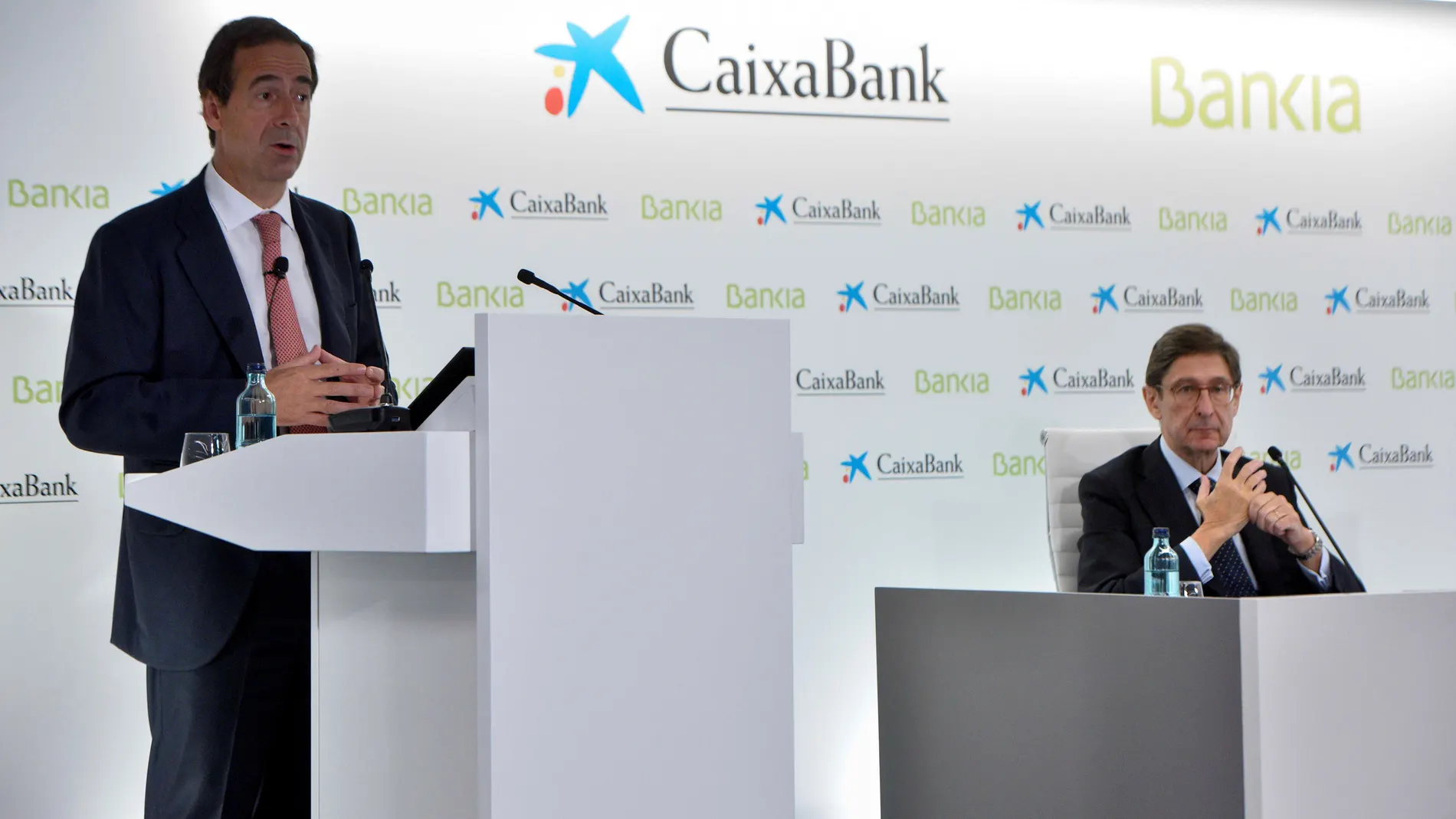 El presidente de Bankia, que será presidente ejecutivo de la nueva entidad, José Ignacio Goirigolzarri, y del consejero delegado de CaixaBank, que será consejero delegado de la nueva entidad, Gonzalo Gortázar