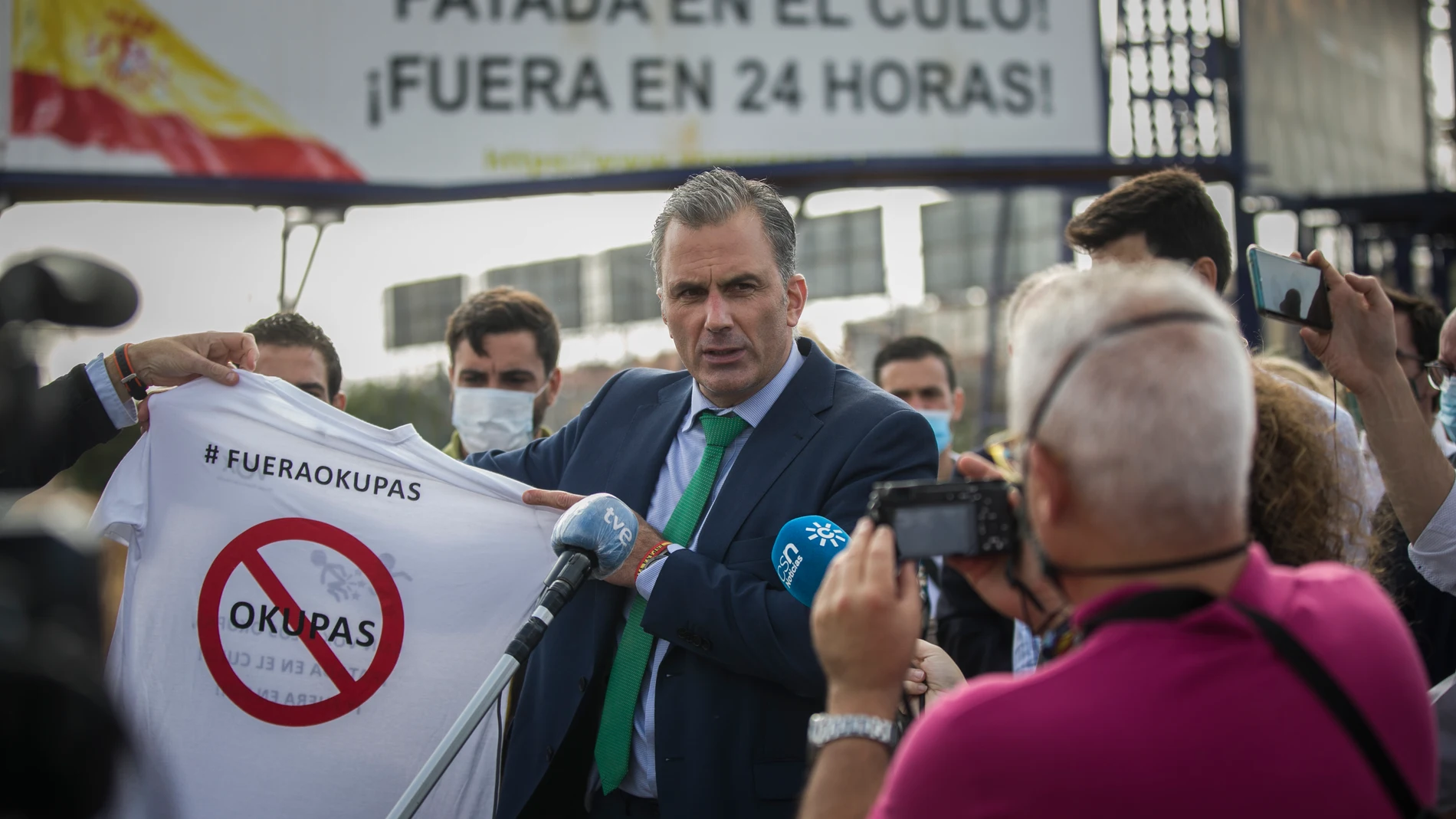 El secretario general de Vox, Javier Ortega Smith, atiende a los medios en un acto de la campaña "anti-okupa" en Sevilla