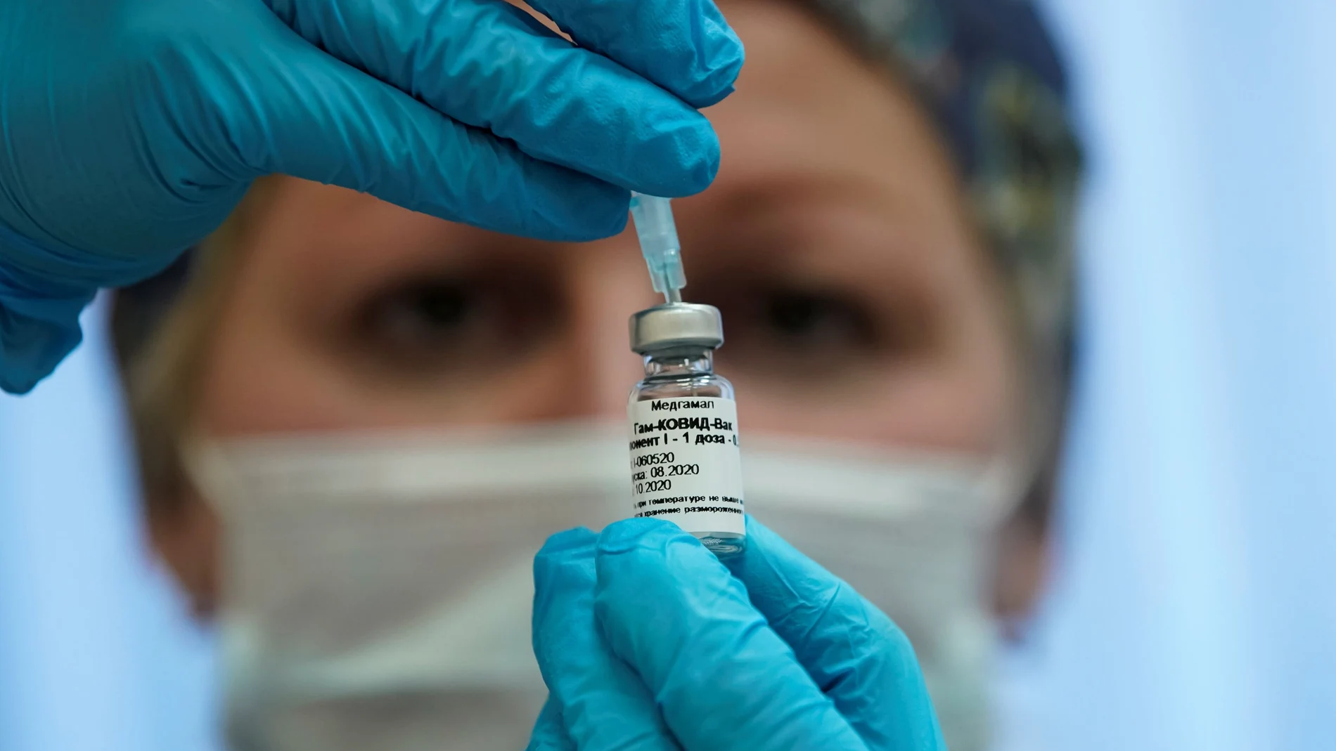 Una enfermera prepara la vacuna Sputnik V