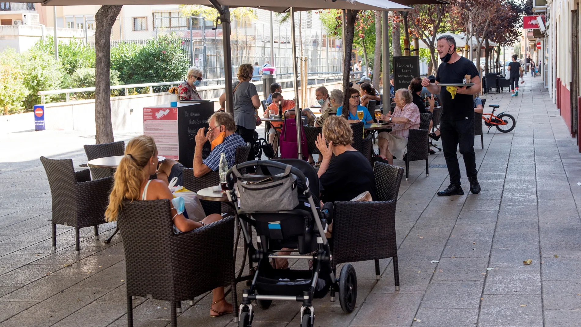 La terraza de un bar en la Plaza Alexander Fleming de Palma