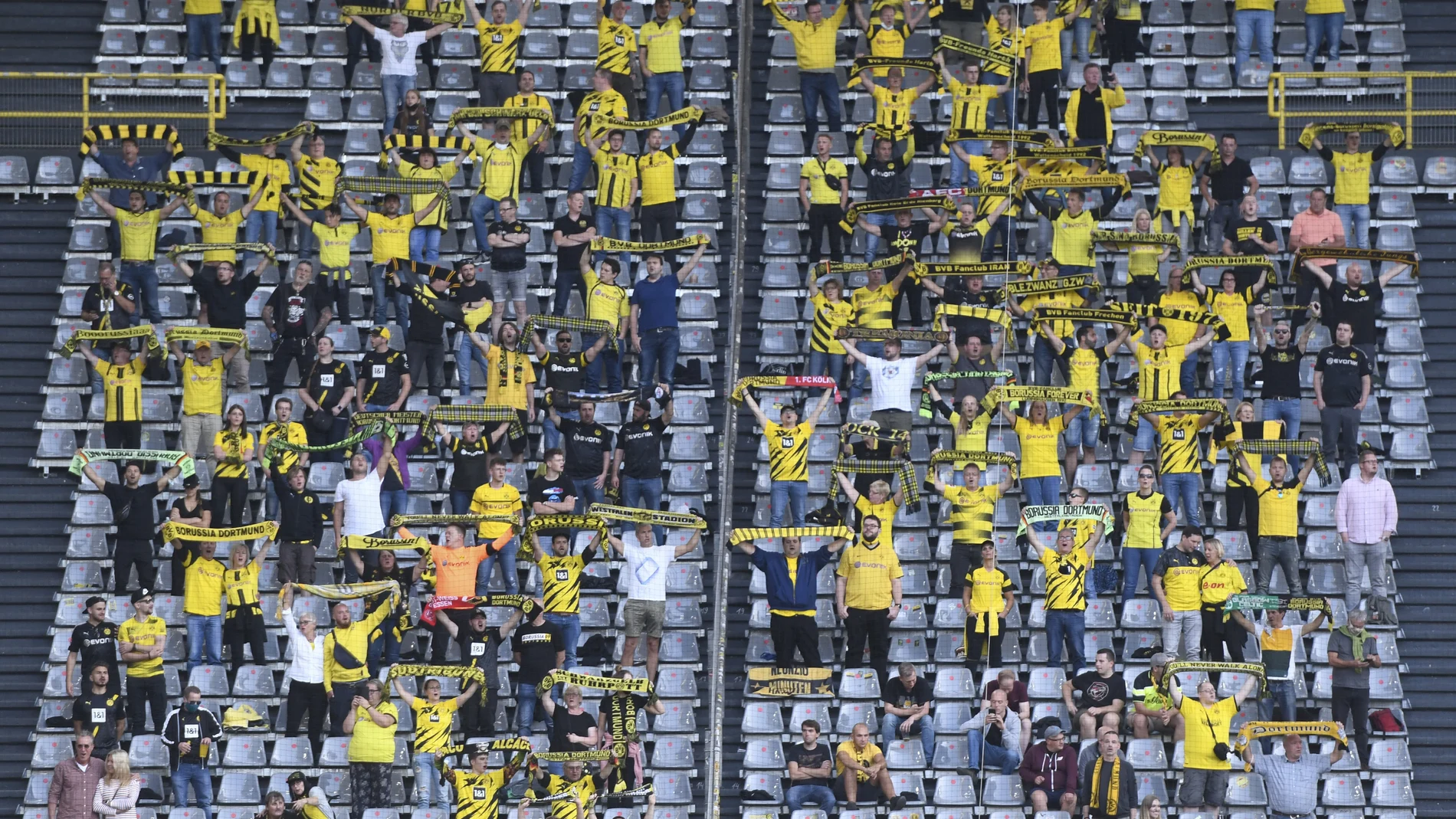 10.000 aficionados presenciaron el partido entre el Borussia Dortmund y el Borussia Monchengladbach